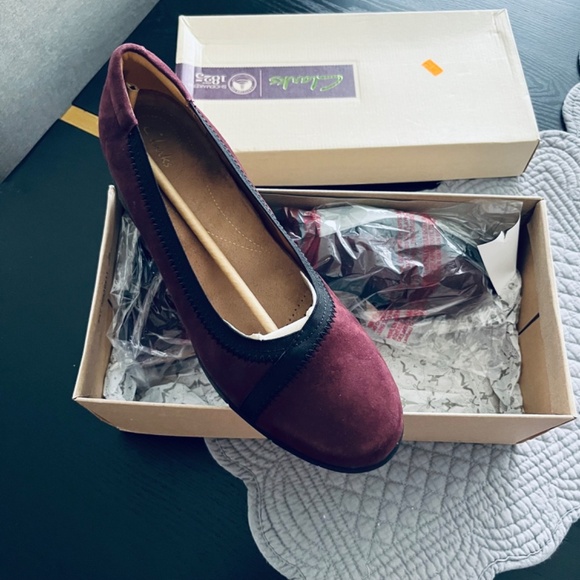 Clarks Artisan Daelyn Hill Burgundy Suede Loafers New in Size 11 New in Box - Picture 3 of 9